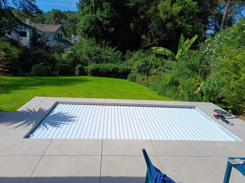Mini piscine avec volet suivant les règlementations