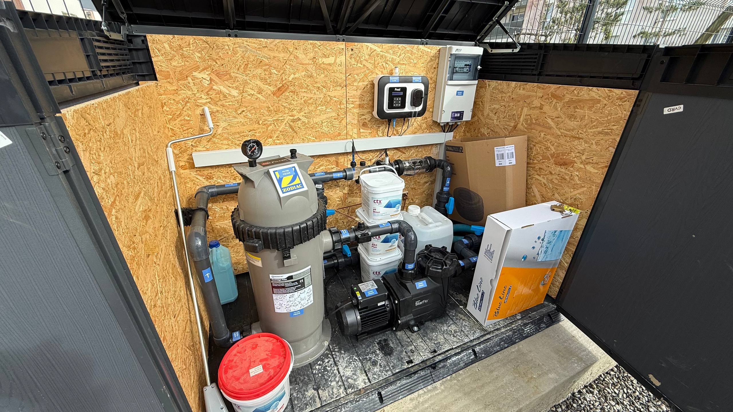 Filtre et réseau avec électrolyseur au sel Local technique avec électrolyseur de sel